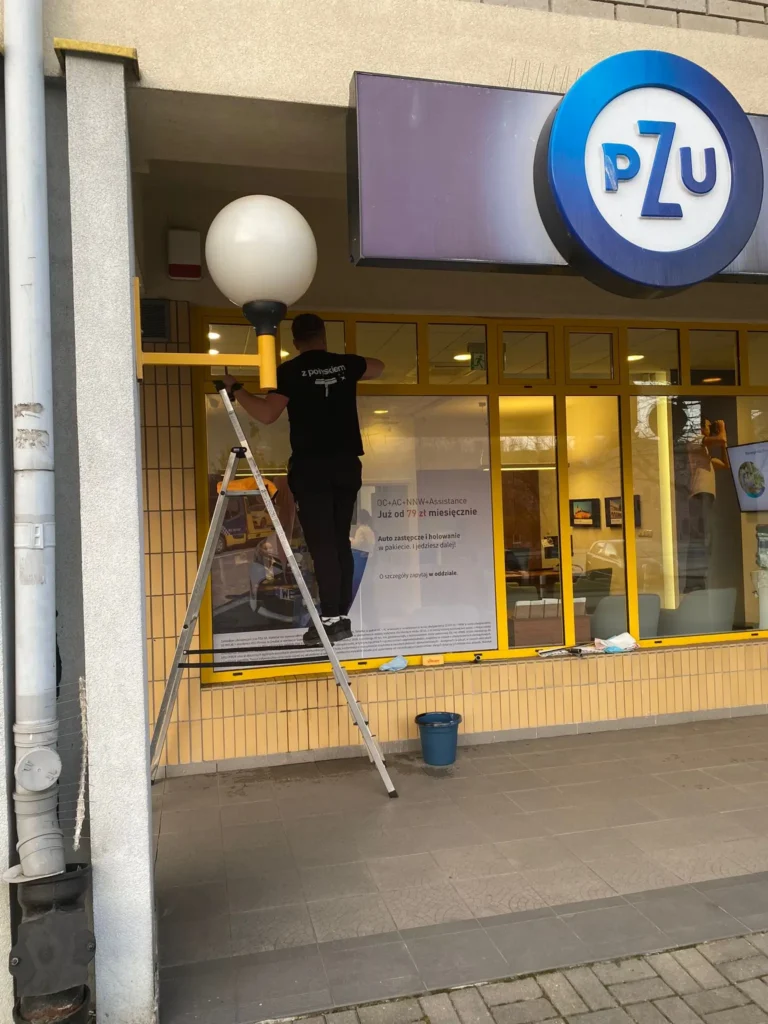 Cykliczne czyszczenie okien placówki komercyjnej PZU w Warszawie przez specjalistyczny serwis "z połyskiem"